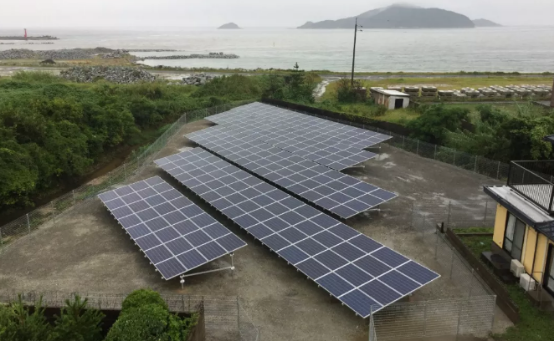 原标题：丽瀑能源首批低压电站已并网，2018年将完成近20个光伏电站            初春，从丽瀑能源日本发电事业部获悉近期已有11个日本低压光伏项目已并网，并计划在2018年底前并网近20个光伏电站。 从2016年起，丽瀑能源株式会社在东京分社成立发电事业部门以来，在日本全国范围内已购买自持30块多土地，建造电站项目