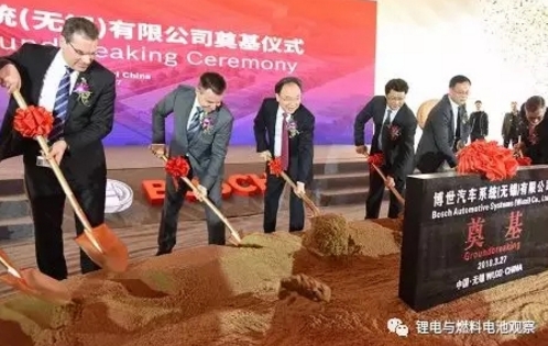 			              3月27日，世界500强企业德国博世集团在锡举行博世汽车系统(无锡)有限公司建设奠基仪式，其全球首个电池产业化项目&mdash;&mdash;车用48V电池项目同步开工建设。省委常委、市委书记李小敏出席仪式并为项目奠基培土，博世动力总成事业部执行总裁盖克斯塔特˙伍弗，副市长、无锡高新区党工委书记、新吴区委书记王进健分别致辞