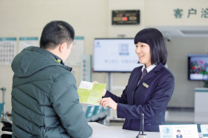 3月23日,国家电网公司在北京召开新闻发布会,发布优化营商环境服务工作情况。会上,记者了解到,国家电网公司积极打造以客户为中心的现代服务体系,对标世界银行评价体系,首先在北京、上海两地实施小微企业供电服务质量提升专项行动,全力精简流程环节,加快接电速度,降低全接电成本,提高供电可靠性,为广大小微企业创立发展提供更大空间、注入新的动能