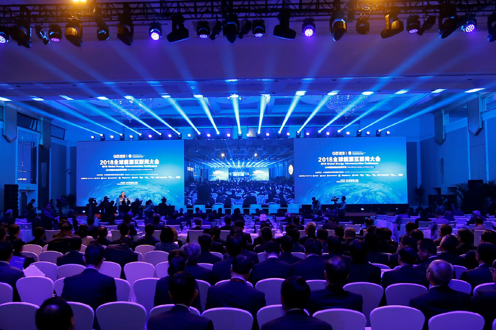                         　　3月28日-29日，2018全球能源互联网大会隆重召开，来自世界30多个国家和地区的800多位嘉宾会聚中国北京，围绕&ldquo;全球能源互联网&mdash;&mdash;从中国倡议走向世界行动&rdquo;的大会主题，交流思想、分享成果，共商全球能源互联网发展大计。本次会议是全球能源互联网从中国倡议走向世界行动阶段召开的一次重要盛会，对于落实全球能源互联网中国倡议，推动世界能源变革、促进绿色低碳发展、打造人类命运共同体具有重要意义