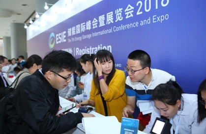 			              4月2日上午，第七届&ldquo;储能国际峰会暨展览会2018&rdquo;在国家会议中心&middot;北京隆重开展，本届展览会由中国能源研究会、中关村管委会、中关村海淀园管委会支持，由中关村储能产业技术联盟联合国网电动汽车服务公司、中国科学院工程热物理所共同主办。展会第一天现场人气爆棚，吸引了众多来自全国各地和海外的专业观众到场参观