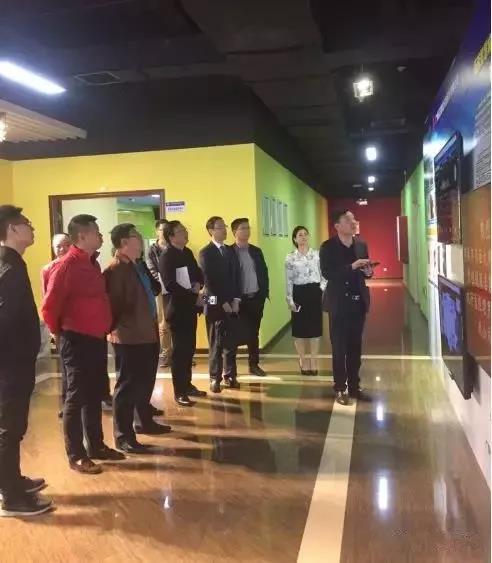 原标题:光伏酒店:69家碧桂园酒店建设光伏发电! 据有关媒体报道:广州和发能源投资有限公司与碧桂园控股集团旗下碧桂园酒店集团就碧桂园酒店分布式光伏发电达成初步合作意向,广州和发能源投资有限公司将逐步为碧桂园酒店集团旗下69家酒店量身定制屋顶光伏发电方案。 同时,广州和发能源投资有限公司携手华南理工大学广州远正智能科技股份有限公司就碧桂园酒店建筑节能合同能源管理合作模式进行了深入沟通,各方一致同意开展试点项目,打造节能精品工程,积累经验,协助碧桂园酒店集团绿色节能发展