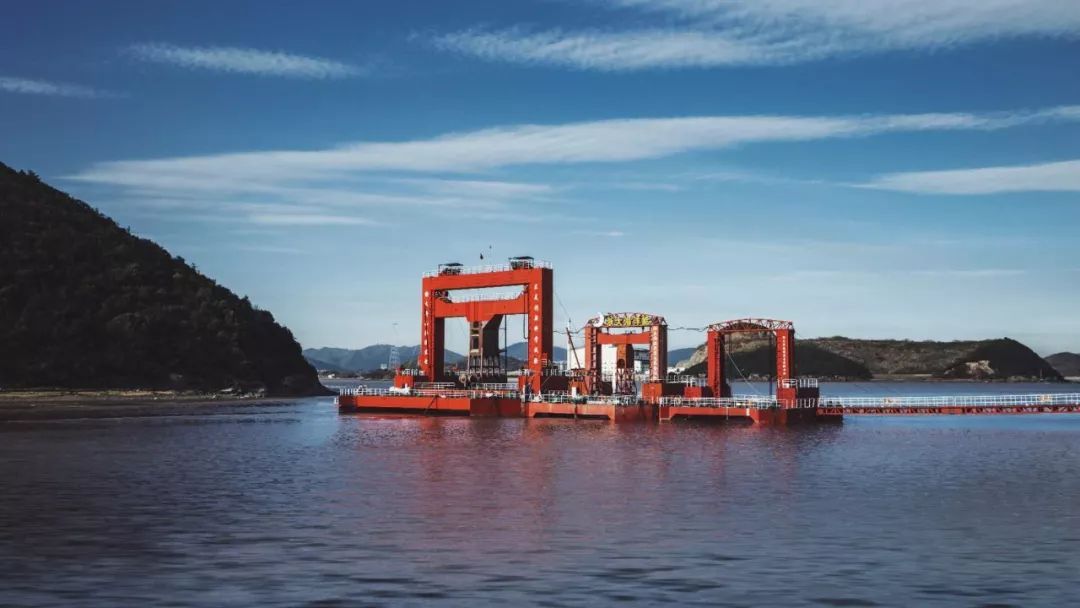 原标题：270°变桨技术，水下视频，300kW海洋潮流能发电机组成功下海发电运行             3月31日，国电联合动力技术有限公司（下称“联合动力”）自主研发的应用270°电动变桨技术和水下视频技术的300kW海洋潮流能发电机组成功下海，并顺利并网发电运行。 这是世界首台应用270°变桨技术，实现了双向海流能量高效捕获的潮流能发电机组
