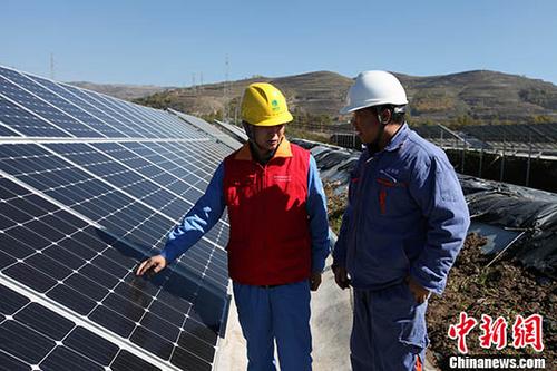 　　太阳能发电量名列中国前茅，构建能源新技术示范高地，建设一批新能源汇集送出及输变电工程……　　地处中国西北的“经济小省”青海，依靠富足的太阳能、风力、水电、荒漠化土地及盐湖储热资源等优势，正加速领航中国新能源产业“方舟”。资料图为青海西宁一处分布式光伏电站