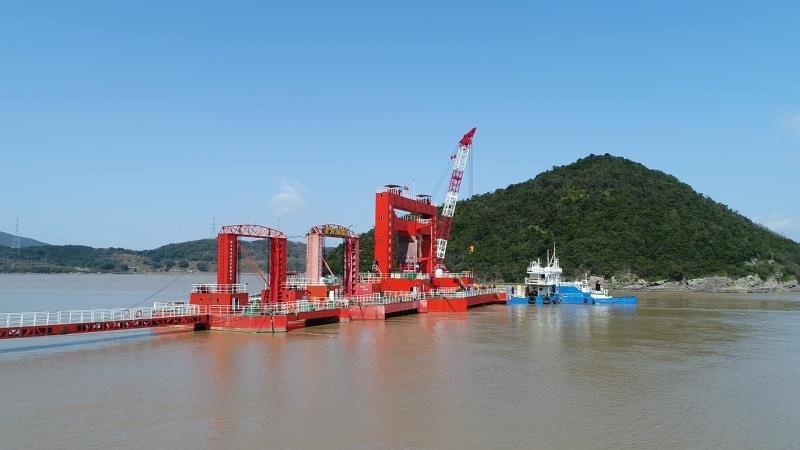                        3月31日，国电联合动力技术有限公司（下称“联合动力”）自主研发的应用270°电动变桨技术和水下视频技术的300kW海洋潮流能发电机组成功下海，并顺利并网发电运行。&nbsp;这是世界首台应用270°变桨技术，实现了双向海流能量高效捕获的潮流能发电机组