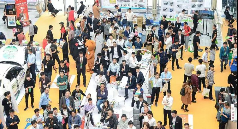 原标题：第13届国际太阳能展盛大举办 天合富家携“黑科技”亮相受热捧！            2018年4月2日，2018中国(济南)国际太阳能利用大会暨分布式能源峰会在济南国际会展中心召开。会议由济南市人民政府副秘书长杨永斌主持，中国光伏行业协会秘书长王勃华出席大会并作了主旨演讲，天合富家领衔家用光伏企业参与论坛议程