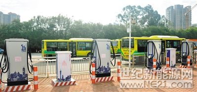 打好污染防治攻堅戰(zhàn)

2017年廣州PM2.5年均濃度首次“摸桿”達標，“廣州藍”已經(jīng)成為靚麗的城市新名片。未來廣州如何進一步改善空氣質(zhì)量，確?？諝赓|(zhì)量全面、穩(wěn)定達標，打贏藍天保衛(wèi)戰(zhàn)？昨日，市環(huán)保局局長楊柳接受廣州日報記者采訪時透露，廣州將加快推進公交車電動化替代，力爭提速至今年9月底前實現(xiàn)1萬輛純電動公交車上路行駛；今年4月底前，對所有在建工地揚塵治理情況進行拉網(wǎng)式檢查；年內(nèi)完成全市所有燃煤機組和自備電站鍋爐“超低排放”改造