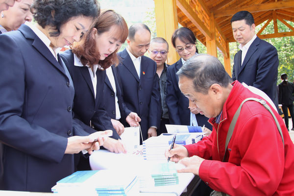　　春光明媚，万物生发，国网陕西省电力公司职工文学创作基地在百花盛开的美好时节正式启动，3月29日，国网公司工会副主席童永红和陕西电力职工作家、文学爱好者欢聚在美丽的汉水之滨，共同见证国网陕西省电力公司文学创作基地启用暨省电力职工文化丛书首发仪式。　　职工文学创作基地的建成启用，是国网陕西电力的一大盛事
