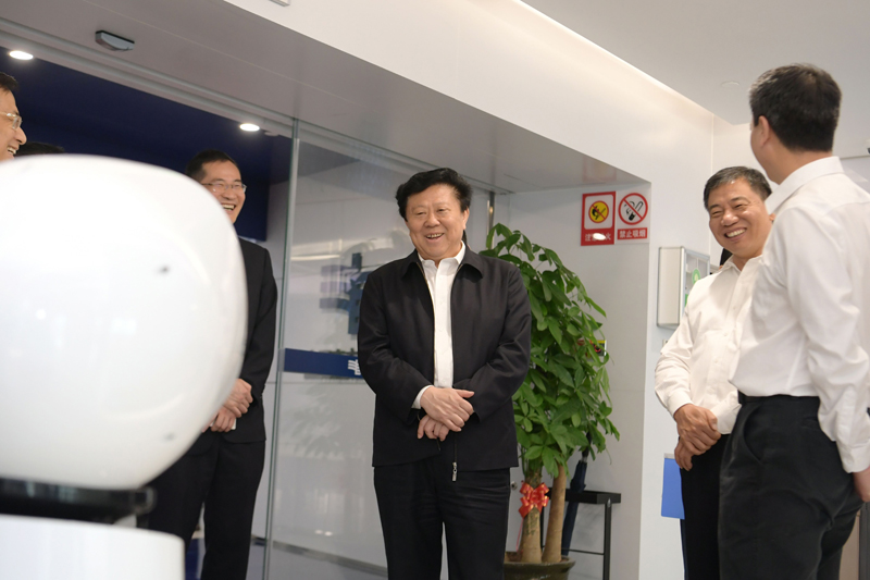 4月3日,南方电网公司党组书记、董事长李庆奎在深圳南山供电局智慧营业厅与机器人互动。吴兴波 摄
4月3日,南方电网公司党组书记、董事长李庆奎在深圳供电局勉励大家不负公司党组重托,冲刺世界一流企业