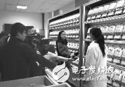 																									经了解，电能表免费轮换改造工作将针对长沙地区达到轮换周期的表计开展，改造工作将于2018年分阶段实施，国网湖南供电服务中心（计量中心）负责对本次轮换的电能表进行检定、配送及运行监控。		媒体记者就中心如何保障电能表的品质等问题采访中心检定监督站工作人员	&ldquo;供电企业如何保障智能电表的准确计量？&rdquo;	&ldquo;本次供电部门使用的智能电表与之前其他规格电能表有何不同？新装智能电表是否电流更小，走字更快？&rdquo