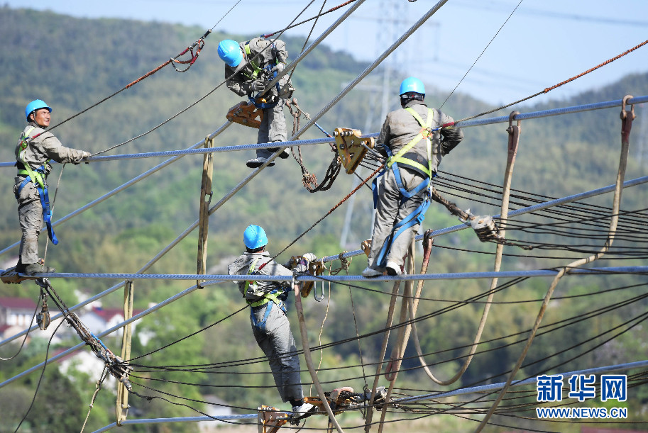 　　4月8日，在安徽省蕪湖市繁昌縣境內(nèi)，安徽送變電工程有限公司施工人員在70多米高空進(jìn)行特高壓輸電導(dǎo)線開斷施工?！　‘?dāng)日，由安徽送變電工程有限公司承建的新疆準(zhǔn)東至安徽-皖南±1100千伏特高壓輸電工程皖3標(biāo)段一般線路實(shí)現(xiàn)全線貫通，由此該工程安徽段全長302.5千米長的線路施工進(jìn)入全面收尾階段