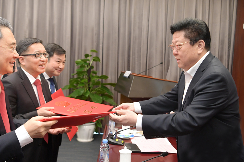 　　4月8日，南方电网公司党组书记、董事长李庆奎为获奖代表颁奖。吴兴波 摄　　下阶段公司科技创新工作思路：　　坚持以习近平新时代中国特色社会主义思想为指导，贯彻落实党的十九大精神，坚持新发展理念，遵循&ldquo;四个革命、一个合作&rdquo;能源战略思想，践行创新驱动发展战略，围绕构建清洁低碳、安全高效的现代能源体系，坚持战略引领、目标导向，着力完善创新体制机制，统筹系统内外创新资源，增强创新能力，强化技术攻关，提升创新效益与价值，锻造核心竞争力，推动公司向综合能源服务公司转型，为公司早日建