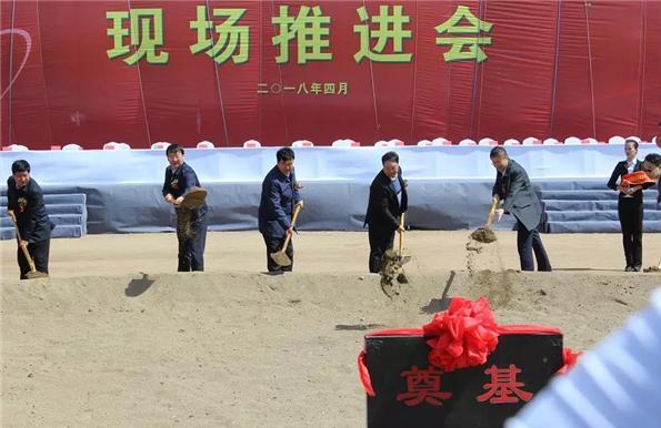 			              4月10日，杉杉科技10万吨锂离子电池负极材料包头基地现场推进会在包头装备制造产业园区隆重召开。内蒙古自治区党委常委、包头市委书记张院忠，市委副书记、市长赵江涛，市领导李淳仁、乌恩孟和、王秀莲、周志宁等参加推进会