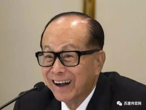 原标题：李嘉诚和其公司简介，长江集团的核心业务，首富的挣钱生意网络！             李嘉诚先生近期宣布退休，已经90岁高龄了，长江实业集团有限公司及长江和记实业有限公司的老板。 李嘉诚先生于1928年在中国东南部的沿海城市潮州出生，12岁时为逃避战乱，被迫辍学，与家人逃难到香港，他的父亲后来因肺病在香港去世