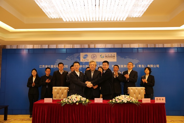　　【中国仪表网 仪表下游】4月8日上午，江苏省计量科学研究院、东南大学仪器科学与工程学院、海克斯康测量技术(青岛)有限公司三方合作共建&ldquo;工业机器人检测实验室&rdquo;签约仪式在江苏省计量科学研究院顺利举行。&nbsp;&nbsp;　　4月8日上午，江苏省计量科学研究院、东南大学仪器科学与工程学院、海克斯康测量技术(青岛)有限公司三方合作共建&ldquo;工业机器人检测实验室&rdquo;签约仪式在江苏省计量科学研究院顺利举行
