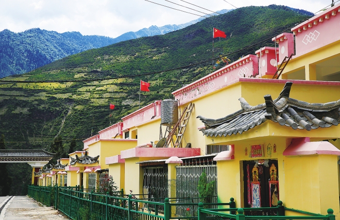 　　云南省迪庆藏族自治州德钦县云岭乡果念移民新村，村民过上了好日子。新村内外，大电网翻山越岭，为脱贫攻坚提供坚实保证