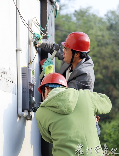 

（唐福德攝）

圖為石門供電所蘇國軍正在現(xiàn)場檢查安裝工藝等問題（唐福德 攝）
　　農(nóng)村電氣化網(wǎng)訊：4月10日，隨著畢節(jié)威寧供電局石門供電所10千伏石河線邱家麻窩變臺最后一塊電能表更換完畢，標志貴州最偏遠的石門供電所集抄、智能電表項目實施完畢；目前上線采集率76.8%，該局兩個全覆蓋攻堅組常駐石門供電所，共同努力解決上線問題，加快提高上線采集率。

　　更多精彩信息請關(guān)注中國農(nóng)村電氣化網(wǎng)！