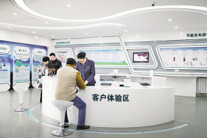 　　①客户在供电所营业厅咨询业务。　　②供电员工为客户宣传预约上门服务业务