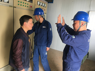 　　本网陕西讯(贺军世)在脱贫攻坚工作中，陕西地电西乡供电分公司坚持问题导向，坚持扶贫与“扶志”“扶智”结合，激发群众内生动力，加大脱贫政策宣传，因地制宜落实产业扶贫政策，推动贫困群众的自我发展能力，使有劳动能力的贫困人口有一技之长，变“要我脱贫”为“我要脱贫”，不断增强贫困户“造血”能力。　　对口扶贫走出一条康庄路　　八山一水一分田”是西乡县两河口镇地形地貌的真实写照，山多地少，农民传统种植是苞谷、洋芋、稻谷“老三件”，经济效益不高