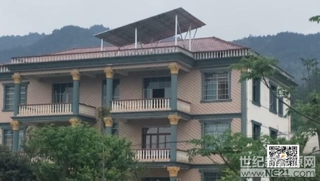&nbsp;4月11日上午，湖南新化县发生一起光伏安装意外事故，一位工作人员在安装操作过程中，接触到屋顶的电线，发生意外事故。近几年，分布式光伏电站发展井喷，电站安装和维护人员的工作量日益增加，而电站的安装和日常维护都涉及到电，就存在着很多危险的情况，作为光伏安装公司和企业，我们如何保证光伏电站在施工安装过程中的安全呢?在光伏电站作业时，一线工作人员如何避免触电?首先，最为保险的方案，遇上大风、大雨、大雪、大雾等极端天气时，应立即停止室外作业