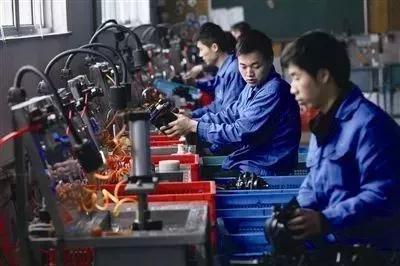 
	每年過完年，都會有報道，說什么企業(yè)招工難。


	


	尤其是沿海制造業(yè)基地，最近這十來年，沒一年不吵不鬧的：老子招不到人！


	


	想想2008年前，那時候的70后們要想進個像樣子的工廠，還得托熟人，請客送禮之類的，跟孫子似的