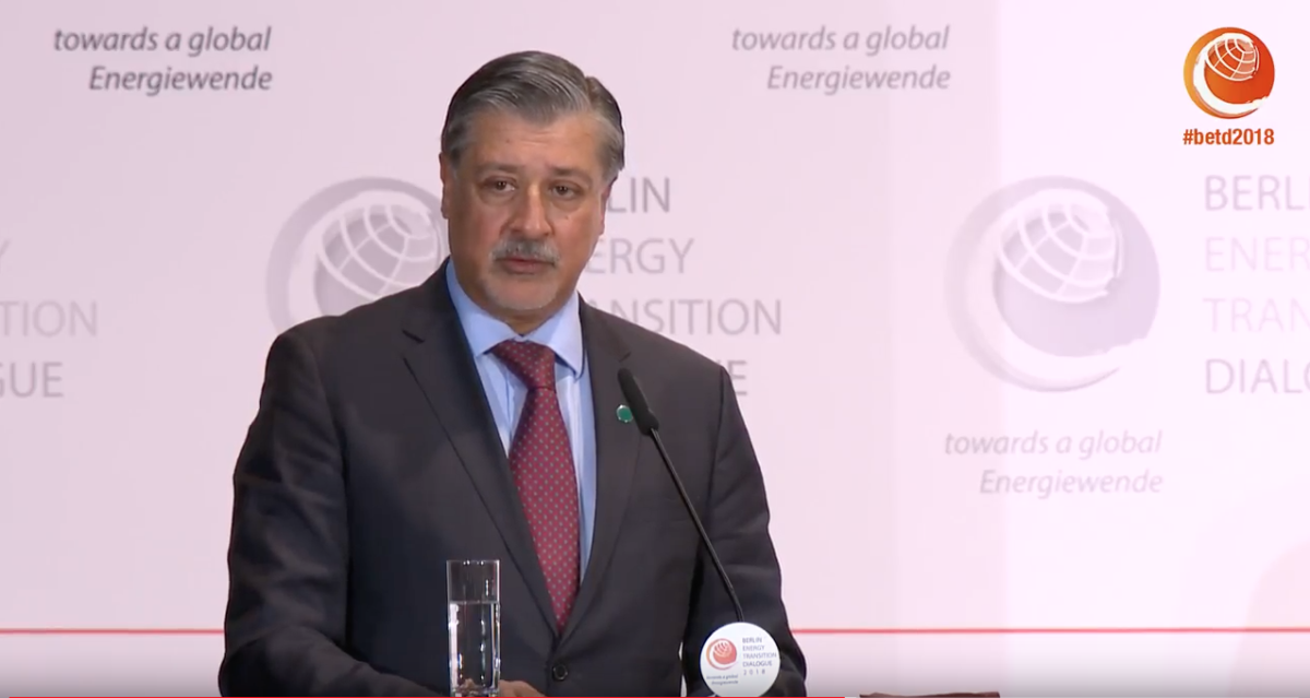 原标题:IRENA:到2050年可再生能源必须占能源总量的2/3 国际可再生能源署(IRENA)指出,目前的排放趋势无法实现限制温度上升低于2℃,因此立即采取行动至关重要,从而使世界不会在不到20年时间里耗尽其与能源有关的碳预算,为化石燃料留下了足够的空间来支配全球能源结构。 在柏林举行的能源转型对话中,IRENA总干事阿德南·阿明表示,要实现全球能源的脱碳,到2050年可再生能源必须占能源总量的至少2/3