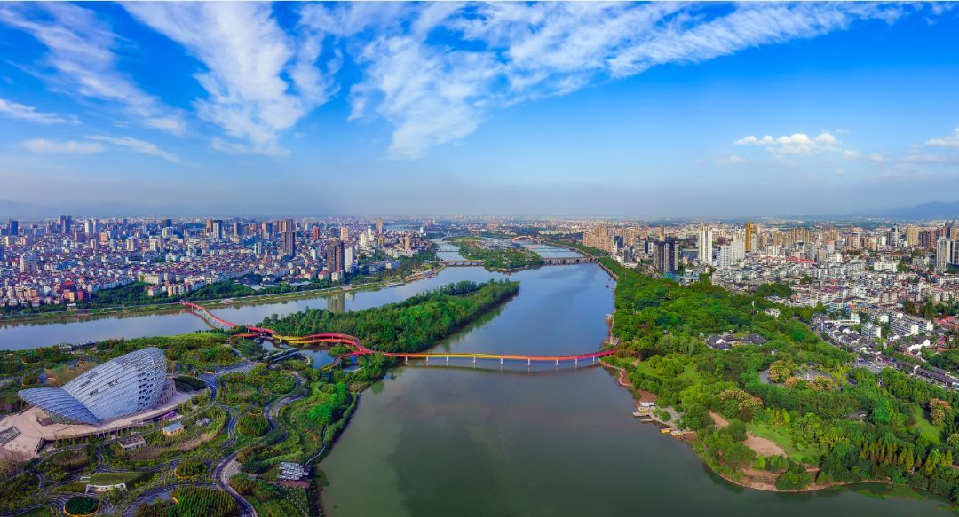 原标题:让天更蓝,山水更美!金华2019年实现西气东输“县县通”! 省发改委近日下达2018年全省天然气管道投资建设计划,我市东阳和磐安开通“西气东输”天然气的时间表基本明朗,其中东阳力争于2018年6月底具备投产条件,东阳—磐安天然气管道列入2018-2019年建设计划,年内要完成50%左右的工程量,2019年建成投产。磐安通气后,我市将圆满实现管输天然气“县县通”的目标