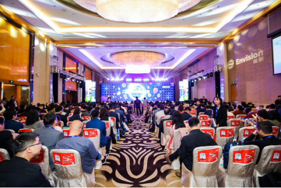 4月18日,由中国光伏行业协会、光伏們联合主办的第二届分布式光伏嘉年华在浙江杭州如期举行,来自电力投资企业、电力设计院、工商业项目业主、设备厂商、户用经销商、系统集成商、第三方检测机构、律师事务所等逾千人参与了此次盛会。 值会议举办之际,国家能源局下发最新一版关于分布式光伏发电管理办法的征求意见稿,文件中对分布式光伏定义进行了重新定义,对不同规模、不同模式分布式光伏电站的补贴办法提出了新的管理意见
