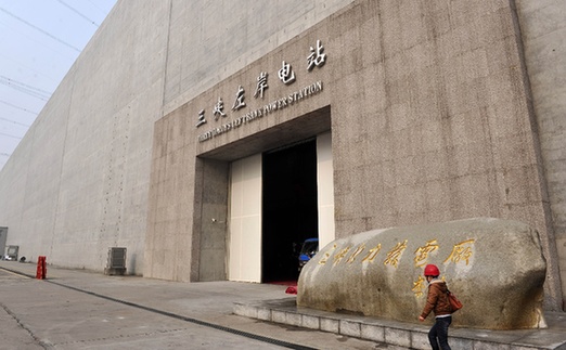 “22年来,三峡集团在境内外累计发行各类债券106期,融资额达到4117亿元,与同期限银行贷款利率相比,累计节约财务融资成本超过260亿元;已累计兑付2340亿元,还本付息无一违约。”三峡集团总会计师杨亚向《经济参考报》记者报出这一连串数字时不无自豪