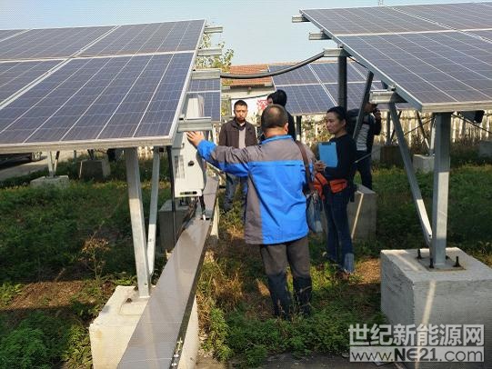 近日，湖北省大冶市審計(jì)局對各鄉(xiāng)鎮(zhèn)光伏發(fā)電扶貧項(xiàng)目進(jìn)行了專項(xiàng)審計(jì)調(diào)查，審計(jì)人員在摸清光伏扶貧項(xiàng)目建設(shè)、運(yùn)營和后期管護(hù)情況的基礎(chǔ)上，實(shí)地核實(shí)光伏電站的建設(shè)進(jìn)度和質(zhì)量，重點(diǎn)了解電池板安裝、配套設(shè)施建設(shè)進(jìn)展以及實(shí)際發(fā)電量情況，判斷項(xiàng)目的運(yùn)行效益，確保扶貧項(xiàng)目的“真造血”，促進(jìn)貧困村的經(jīng)濟(jì)效益和生態(tài)效益的有力提升。圖為審計(jì)人員現(xiàn)場核實(shí)光伏項(xiàng)目的建設(shè)情況