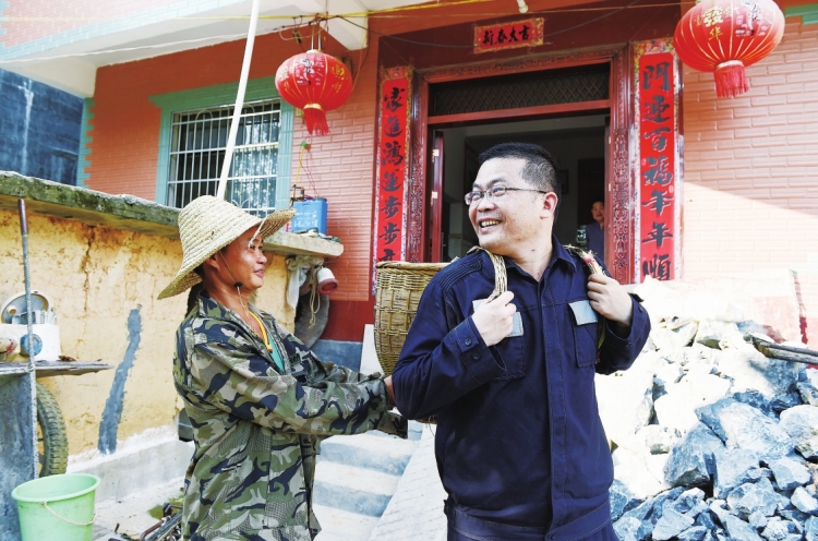 　　驻村书记周晨与广西壮族自治区东兰县坡索村的村民亲如一家。　覃浩笛 摄　　广东省揭阳市揭西县井美村：行业产业多策并施　　井美村是南方电网公司总部驻广东唯一对口扶贫点，公司驻村扶贫干部通过&ldquo;送政策、送温暖、送服务&rdquo;，从贫困村、贫困户实际出发，因村因户制宜，制订切实可行的帮扶措施