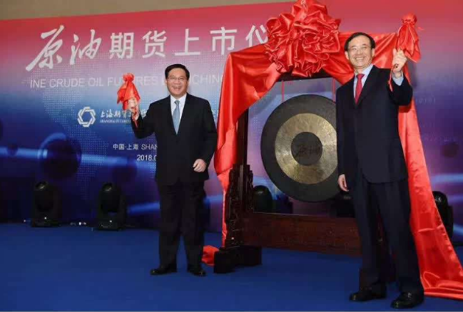原标题:中国原油期货如何交易-交易规则 3月26日上午9时整,中国原油期货在上海期货交易所正式上市交易,从酝酿到正式上线,历经17年的探索。也是我国期货市场对外开放的第一个品种,其意义重大,那么中国原油期货如何交易,交易规则是什么