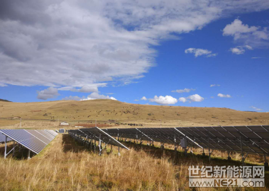  近日，科華恒盛為四川省首座集中式光伏扶貧電站——國家電投四川阿壩州紅原縣若先20MW項(xiàng)目提供的逆變器系統(tǒng)解決方案正式并網(wǎng)發(fā)電，投入使用。該項(xiàng)目總投資1.4億元，將與另外四座阿壩州光伏扶貧電站共同助益貧困人口達(dá)14569人