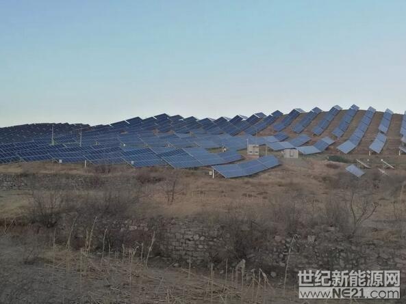 4月13日,河北省首批“光伏+取暖”示范项目落成仪式在保定市举行。仪式现场,英利集团发布了我国首个“光伏+取暖”系统品牌——因能