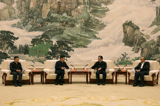 				　　4月22日，国家电网公司董事长、党组书记舒印彪，总经理、党组副书记寇伟在石家庄与河北省委书记、省人大常委会主任王东峰，省委副书记、省长许勤举行会谈，就服务河北经济社会发展，加快雄安新区电网和冬奥会配套电网建设等方面达成共识，双方签署了《雄安新区电网发展合作框架协议》和《2022年冬奥会电网建设合作框架协议》。当日，国网雄安新区供电公司举行了揭牌仪式