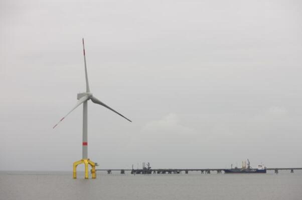 　　對于離岸風(fēng)電開發(fā)商與制造商來說，能抵御強風(fēng)與大浪為風(fēng)機必要條件，不僅可降低渦輪機維修費用，也能拉長產(chǎn)品壽命，因此在風(fēng)機投產(chǎn)前得先進行一長串測試與模擬，過程中得花費許多時間與金錢。

　　
　　為減少成本與精簡流程，英國曼徹斯特大學(xué)（UoM）機械、航太與土木工程學(xué)院博士生 Alex Chow 近日開發(fā)模擬風(fēng)浪電腦軟件，可以利用電腦模擬復(fù)雜科學(xué)和工程，透過強大的電腦圖形處理器（GPU），模擬巨浪撞擊風(fēng)力發(fā)電與石油鉆探等離岸結(jié)構(gòu)，可精準(zhǔn)預(yù)測海浪對設(shè)施的潛在沖擊力