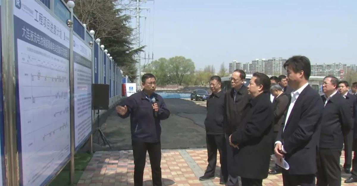 	中国储能网讯：4月17日上午，省委书记、省人大常委会主任陈求发来到热电集团国家示范项目大连液流电池储能调峰电站的施工现场，开展实地考察调研。辽宁省委常委、大连市委书记谭作钧，辽宁省委常委、省委秘书长、省委办公厅主任刘焕鑫，大连市委副书记、市政府党组书记、市长谭成旭，集团公司党委书记、董事长邵阳，党委副书记、总经理田鲁炜，恒流公司总经理梁立中，融科储能董事长刘延辉等陪同调研