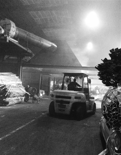  　　这家企业熔铸炉产生的烟尘大部分无组织排放。 许亚梅摄　　广东省佛山市环保局执法人员近日将一份150万元的罚单送到三水凤铝铝业有限公司