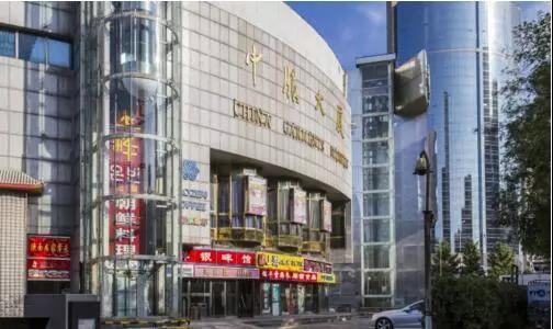 	中国储能网讯：近日，为促进节能减排、合作共赢，北京仟亿新能与国贸附近中服大厦就储能电站节能服务达成合作，此举有利于中服大厦低碳发展。		中服大厦是一座集多功能服务、豪华商场为一体、采用先进电脑管理系统进行管理的高级写字楼，挤身于京城四大高层建筑之列，坐落在举世闻名的长安街与高级写字楼云集的东三环之交汇处