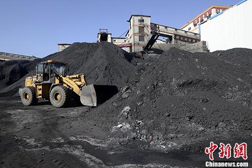 原标题：截至去年底全国公告生产和建设煤矿产能43.6亿吨                            山西同煤集团一座矿井生产出大量的煤炭。资料图片 中新社记者 韦亮 摄  中新网4月24日电 国家能源局煤炭司副司长任育之今天透露，截至2017年底，全国公告生产和建设煤矿4980处、产能43.6亿吨，其中生产煤矿3907处，产能33.4亿吨；建设煤矿1156处(含生产煤矿同步改建、改造项目83处)、产能10.2亿吨
