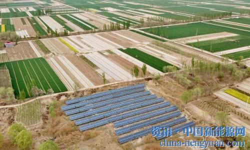                                                                                                                                                                     	　　4月24日，国家能源局举行新闻发布会，解读光伏扶贫电站管理办法等。能源局新能源和可再生能源司副司长李创军在发布上表示，光伏扶贫只是产业扶贫的众多方式之一，不是唯一方式，不能&