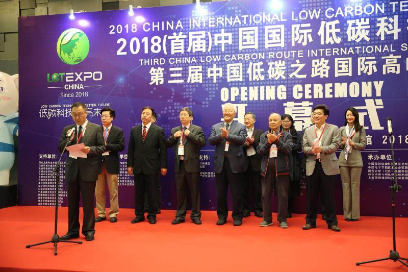 原标题：英利“光伏+取暖”系统成首届碳博会亮点            4月24日，以“低碳科技 点亮未来”为主题的2018首届中国国际低碳科技博览会(碳博会)在上海世博展览馆开幕。英利集团有限公司(下简称“英利”)副董事长苗青出席开幕启动仪式，英利联合推出的我国首个“光伏+取暖”系统亮相碳博会并成为大会亮点