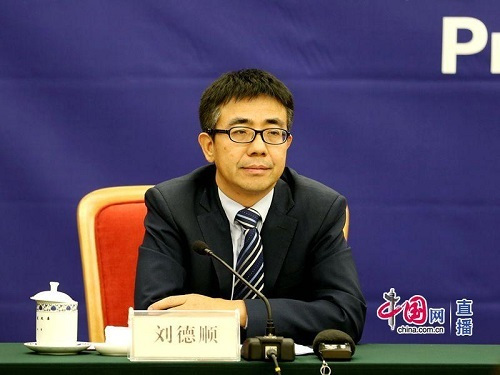 原标题：能源局：历史欠账较多 增加了近几年储气设施建设压力             国家能源局石油天然气司司长刘德顺(中国网 宗超 摄) 中国网财经4月27日讯 国家发展改革委于今日上午10时召开专题新闻发布会，国家能源局相关司局负责同志出席，介绍“天然气产供储销体系建设”有关工作情况并回答记者提问。 以下为文字实录：  记者：2014年国家发展改革委颁布8号令，对供气企业10%，地方政府3天等储气措施提出了明确要求，但总体上储气设施的建设仍然滞后，您认为主要的原因是什么？还有本次出台的储气调峰意见又采取