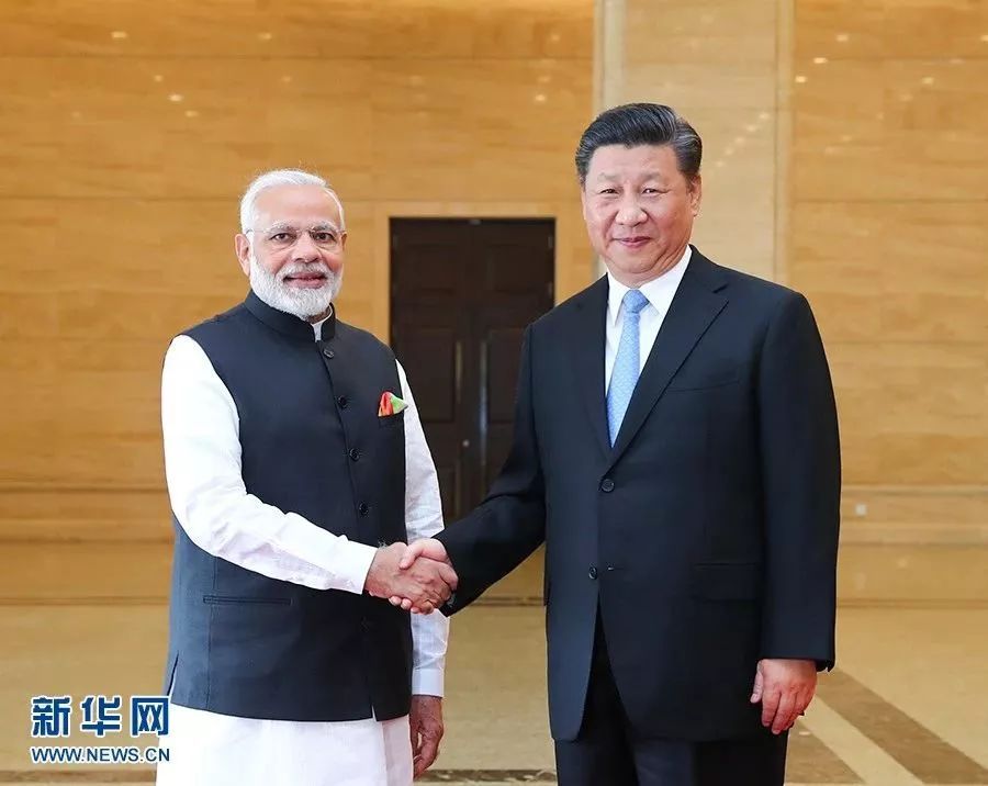 原标题：经济日报丨财经早餐【4月28日】            早新闻丨习近平会见印度总理莫迪；朝韩首脑在板门店举行会晤；英雄烈士保护法获全票表决通过；北京：禁止在文保古建室内拍影视剧。更多>>    大事  习近平27日在武汉会见来华进行非正式会晤的印度总理莫迪，并共同参观湖北省博物馆精品文物展