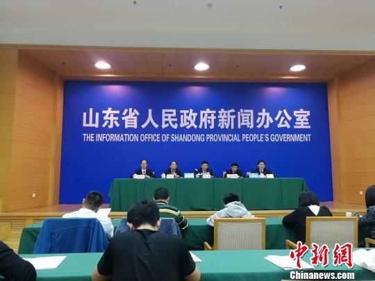  4月26日，山东省政府召开新闻发布会，对《国网山东省电力公司全面服务山东新旧动能转换十大举措》进行解读。　郝学娟　摄    截至目前，山东累计接纳省外来电4千亿千瓦时，相当于减少该省煤炭消费约1.8亿吨，助力新旧动能转换