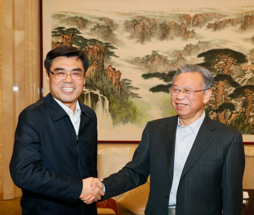 				4月27日-28日，国家电网公司董事长、党组书记舒印彪到山东调研并检查上合组织青岛峰会保电工作。调研期间，舒印彪与山东省委书记刘家义，省委副书记、省长龚正举行会谈