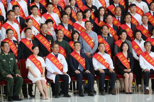 			              4月28日，浙江省庆祝&ldquo;五一&rdquo;国际劳动节暨表彰劳模先进大会在浙江省人民大会堂举行，超威集团董事长周明明荣获&ldquo;全国五一劳动奖章&rdquo;和&ldquo;浙江省劳动模范&rdquo;两项荣誉，接受省委省政府的隆重表彰，并成为全省电池行业唯一获此殊荣的企业家。&ldquo;全国五一劳动奖章&rdquo;是中华全国总工会授予在中国特色社会主义建设中做出突出贡献的劳动者的光荣称号，是中国工人阶级的最高荣誉奖项之一