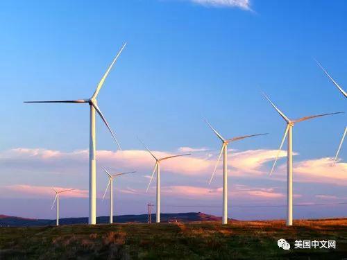 	中国储能网讯：如果你曾开车沿着5号公路从洛杉矶北上旧金山，那么你极有可能会在途中遇到一座大型风力发电场，这是加州最具代表性的艾塔风能中心(The Alta Wind Energy Center)。2013年以前，它也是美国最大的风能发电厂