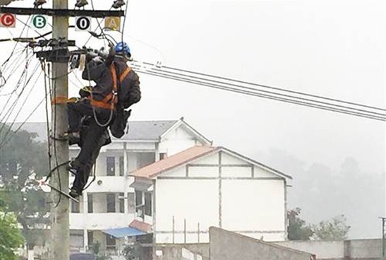 
	
                    
	【電纜網(wǎng)訊】日前，山東省政府新聞辦召開了新聞發(fā)布會，會上表示，今年山東將建成4個國家級和13個省級小康用電示范縣，完成646個省定貧困村電網(wǎng)改造。

	

	據(jù)山東省發(fā)改委副主任魏建強介紹，目前，山東已建成8項特高壓交直流工程，實現(xiàn)與內(nèi)蒙古、天津、河北、寧夏、陜西等省(市)電網(wǎng)互聯(lián)互通，接受省外來電1150萬千瓦