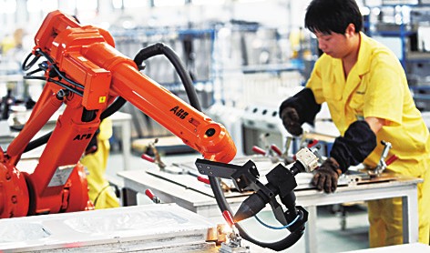 
	今年第一季度，三水區(qū)新增15家企業(yè)實(shí)施機(jī)器換人，新增178臺(tái)（套）機(jī)械臂、機(jī)器人、自動(dòng)化加工中心等。得益于市場(chǎng)大環(huán)境向好、省市區(qū)的扶持實(shí)體經(jīng)濟(jì)政策，機(jī)器換人的企業(yè)總量越來(lái)越多，加速三水智能制造發(fā)展
